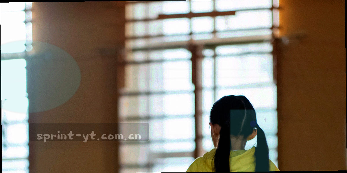 深色底上叠加的文档网格与刻度线抽象图形，细线勾勒出数据面板的结构